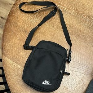 Nike satual/cross body